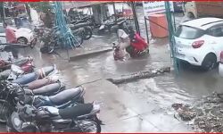 दवाई लेने जा रहे सिपाही स्कूटी समेत नाले में गिरे, लोगों ने दिया सहारा