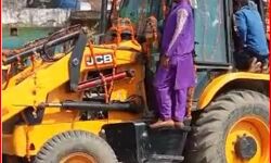 रुबीना के निकाह में बुलडोजर की एंट्री, लगे बाबा के जयकारे रुबीना के निकाह में बुलडोजर की एंट्री, लगे बाबा के जयकारे