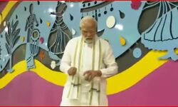 कार्यक्रम में किसी ने फेंका कचरा, पीएम ने खुद उठाकर डाला अलग कार्यक्रम में किसी ने फेंका कचरा, पीएम ने खुद उठाकर डाला अलग