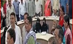 पालिका बोर्ड बैठक में राष्ट्रगीत का अपमान, कुर्सी से नहीं उठी सभासद