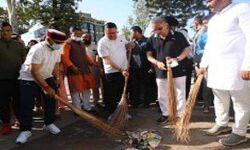 धामी ने झाड़ू से सफाई कर युवाओं को दिलाई स्वच्छता की शपथ