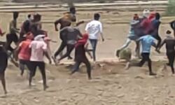 अग्निपथ योजना के विरोध में पुलिस वाहन पर पथराव अग्निपथ योजना के विरोध में पुलिस वाहन पर पथराव