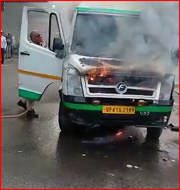 चलती एंबुलेंस में लगी आग, सिपाही ने तीन लोगों की ऐसे बचाई जान चलती एंबुलेंस में लगी आग, सिपाही ने तीन लोगों की ऐसे बचाई जान