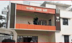 350 ट्रेनें रद्द, 20 जिलों में इंटरनेट बंद, अधिकतर स्कूल भी बंद