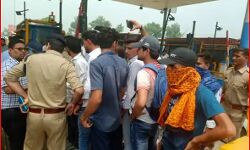 छात्रों ने टोल प्लाजा की लेन कराई फ्री, प्रदर्शन की दिया धरना