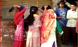 सड़क पर की छेड़छाड़ तो बीच चौराहे पर सिर पर बरसी चप्पल, लगे थप्पड़ सड़क पर की छेड़छाड़ तो बीच चौराहे पर सिर पर बरसी चप्पल, लगे थप्पड़