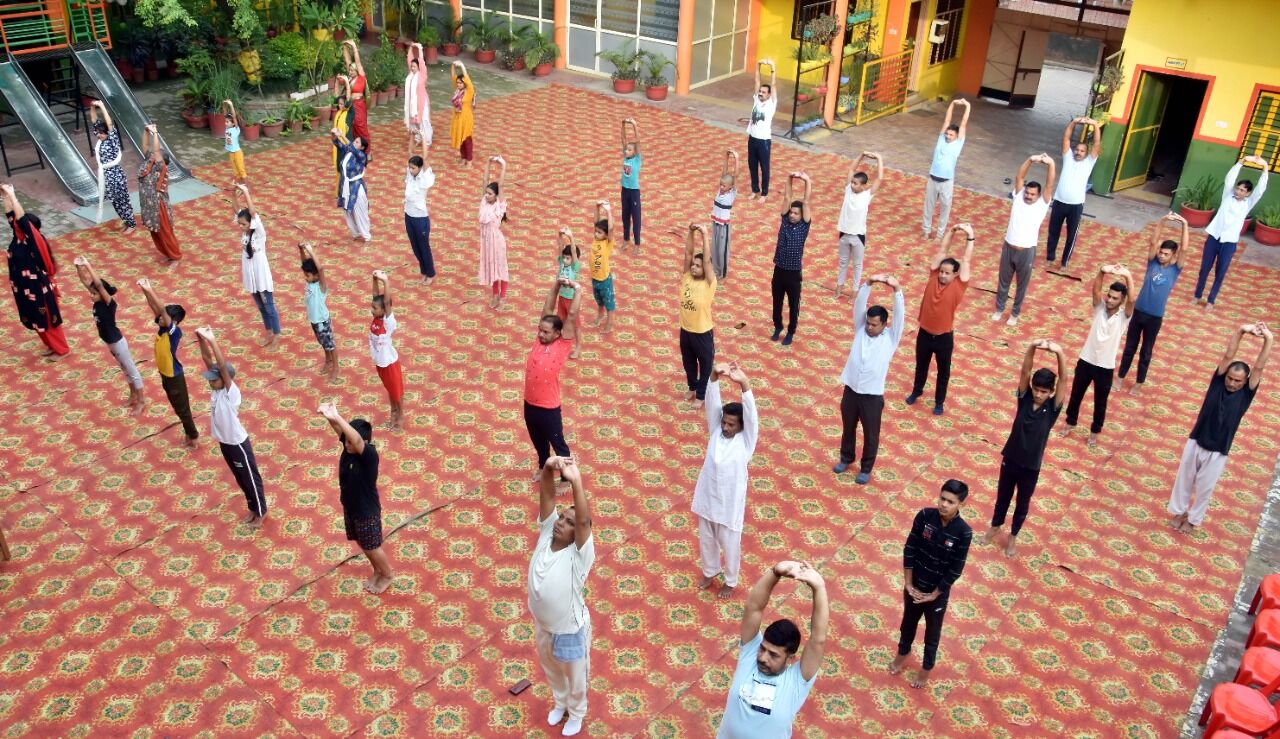 होली चाइल्ड पब्लिक इंटर कॉलेज में मनाया गया अन्तर्राष्ट्रीय योग दिवस