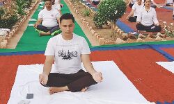 SP ने पुलिसकर्मियों को कराया योग- बोले इसे बनाए दिनचर्या का हिस्सा SP ने पुलिसकर्मियों को कराया योग- बोले इसे बनाए दिनचर्या का हिस्सा