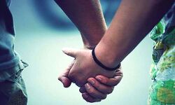 घरवालों को किया बेहोश, माल समेटकर ब्वॉयफ्रेंड संग फरार हुई युवती