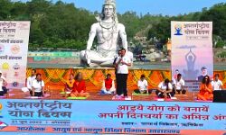 धामी ने परमार्थ निकेतन में मनाया अंतरराष्ट्रीय योग दिवस धामी ने परमार्थ निकेतन में मनाया अंतरराष्ट्रीय योग दिवस