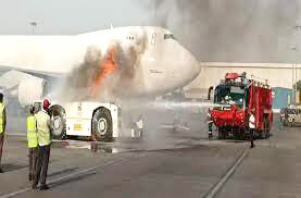 हवाईअड्डे पर विमान में लगी आग, 3 घायल