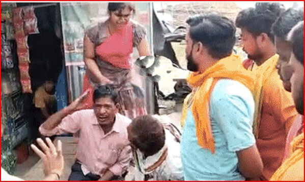 तुम्हारे मां बहन नही है क्या?- और बरसने लगी युवकों पर नॉन स्टॉप चप्पल तुम्हारे मां बहन नही है क्या?- और बरसने लगी युवकों पर नॉन स्टॉप चप्पल