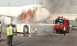 हवाईअड्डे पर विमान में लगी आग, 3 घायल हवाईअड्डे पर विमान में लगी आग, 3 घायल