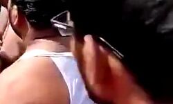 नहाते समय पत्नी संग दिखाई ऐसी बेशर्मी तो पति को लोगों ने दिया कूट