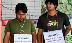 एनकाउंटर का डर, गले में तख्ती डालकर थाने पहुंचे बदमाश, हमें मारना नहीं एनकाउंटर का डर, गले में तख्ती डालकर थाने पहुंचे बदमाश, हमें मारना नहीं