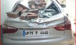बंदरों की उछलकूद से भरभराकर गिरी दीवार, कार बनी डब्बा