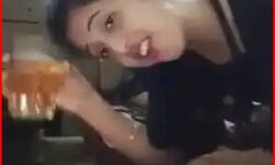 शराबबंदी के बावजूद लड़की ने जाम छलकाकर किया डांस, वीडियो वायरल शराबबंदी के बावजूद लड़की ने जाम छलकाकर किया डांस, वीडियो वायरल