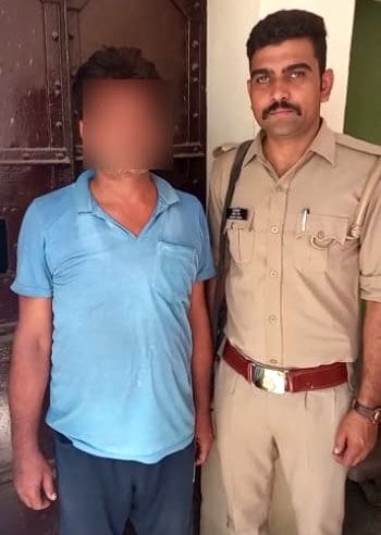 गैंगस्टर को शरण देने वाला दो मोबाइल समेत अरेस्ट- देता था पुलिस की जानकारी