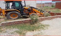 प्रशासन की बड़ी कार्रवाई- अवैध कालोनियों पर गरज रहे बुलडोजर