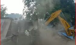 बुलडोजर चलाकर माफिया के हलक से निकाली 12 बीघा जमीन