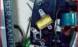 1 घंटे की मशक्कत के बाद ग्राइंडर से निकला सोना ही सोना- स्मगलर अरेस्ट 1 घंटे की मशक्कत के बाद ग्राइंडर से निकला सोना ही सोना- स्मगलर अरेस्ट