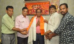 समाजसेवी मनीष के कार्यो की सराहना करते हुए गायक ने बढ़ाया उनका हौसला समाजसेवी मनीष के कार्यो की सराहना करते हुए गायक ने बढ़ाया उनका हौसला