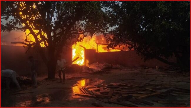 लकड़ी के गोदाम में चारों तरफ आग ही आग- मचा हड़कंप, करोडों का नुकसान