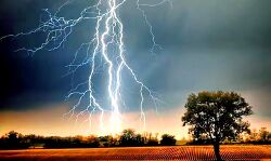 बिजली गिरने से तीन की मौत, तीन अन्य झुलसे