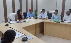 विकास कार्यों की समीक्षा कर CDO ने कसे अफसरों के पेंच