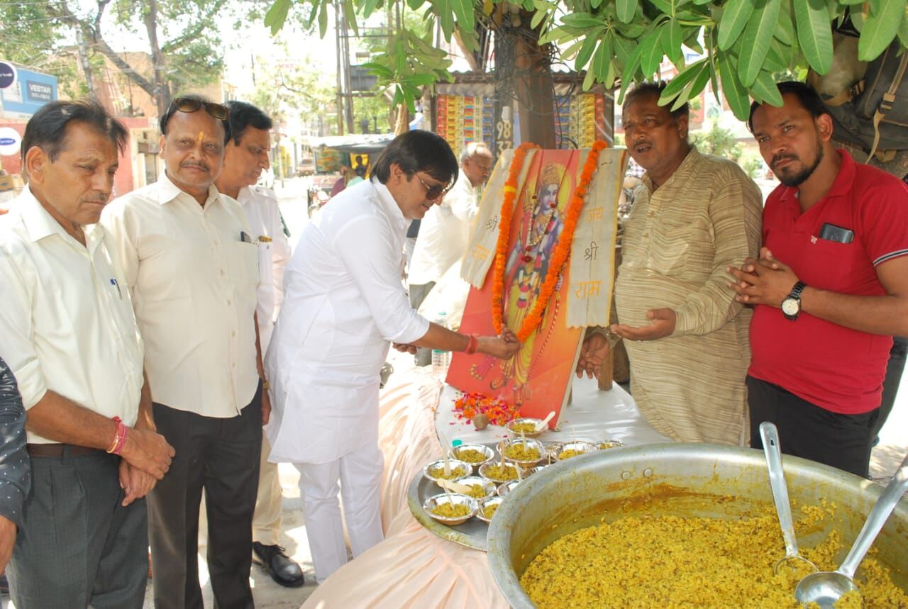 श्रीराम भवन पर प्रसाद वितरित- युवाओं को कराया पुरातन संस्कृति का ज्ञान