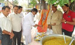 श्रीराम भवन पर प्रसाद वितरित- युवाओं को कराया पुरातन संस्कृति का ज्ञान श्रीराम भवन पर प्रसाद वितरित- युवाओं को कराया पुरातन संस्कृति का ज्ञान