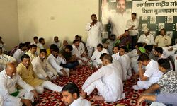 रालोद कार्यालय पर हुई मीटिंग, युवा पंचायत को लेकर किया विचार-विमर्श रालोद कार्यालय पर हुई मीटिंग, युवा पंचायत को लेकर किया विचार-विमर्श