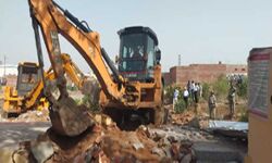 फिर चला बुलडोजर- नगर निगम की जमीन पर बना विवाह घर ध्वस्त फिर चला बुलडोजर- नगर निगम की जमीन पर बना विवाह घर ध्वस्त
