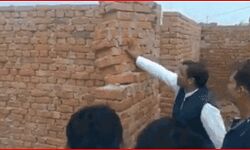 एक हाथ से दीवार गिराने वाले सपा एमएलए पर मुकदमा- छह नामजद