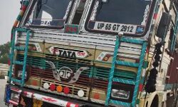 ट्रक ड्राइवर की गला रेतकर हत्या- परिचालक गायब, पुलिस कर रही तलाश ट्रक ड्राइवर की गला रेतकर हत्या- परिचालक गायब, पुलिस कर रही तलाश