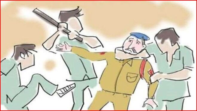 मारपीट के आरोपियों को पकड़ने गई पुलिस से हाथापाई- आरोपी हुए फरार