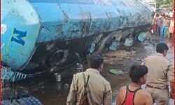 सड़क पर पलटे टैंकर से ऐसे लूटकर ले गए रिफाइंड तेल-लगा जाम