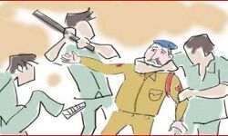 मारपीट के आरोपियों को पकड़ने गई पुलिस से हाथापाई- आरोपी हुए फरार