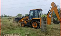 खनन माफिया हाजी इकबाल के करीबी की संपत्तियों पर चल रहा बुलडोजर खनन माफिया हाजी इकबाल के करीबी की संपत्तियों पर चल रहा बुलडोजर