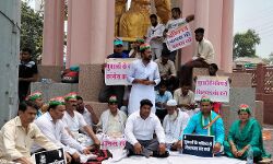 अग्निपथ योजना को लेकर कांग्रेसियों में उबाल- किया सत्याग्रह अग्निपथ योजना को लेकर कांग्रेसियों में उबाल- किया सत्याग्रह