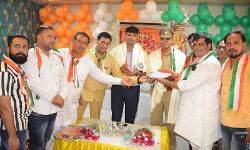 जेल अधीक्षक व आरआई को समाजसेवी मनीष ने किया सम्मानित जेल अधीक्षक व आरआई को समाजसेवी मनीष ने किया सम्मानित