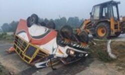सांड से टकराई मिनी बस के पलटने से हुई दो की मौत- 9 घायल सांड से टकराई मिनी बस के पलटने से हुई दो की मौत- 9 घायल
