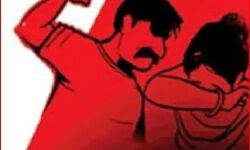 घर के बाहर झाड़ू लगा रही महिला के छेड़छाड़ के विरोध पर फाडे कपड़े घर के बाहर झाड़ू लगा रही महिला के छेड़छाड़ के विरोध पर फाडे कपड़े