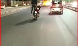 व्यस्त बाजार में युवक का स्टंट- बाइक पर जानलेवा करतब-ढूंढ रही पुलिस व्यस्त बाजार में युवक का स्टंट- बाइक पर जानलेवा करतब-ढूंढ रही पुलिस