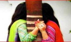 एक दूसरे से शादी की जिद पर अडी लड़कियों ने काटा थाने पर हंगामा एक दूसरे से शादी की जिद पर अडी लड़कियों ने काटा थाने पर हंगामा