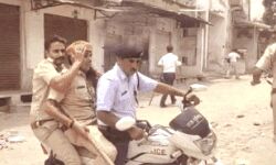 पुलिस और प्रदर्शनकारियों के बीच टकराव- तलवार से पुलिस पर हमला