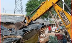 अवैध निर्माण हटाने गई टीम पर बाल्टियों से एसिड अटैक का प्रयास अवैध निर्माण हटाने गई टीम पर बाल्टियों से एसिड अटैक का प्रयास