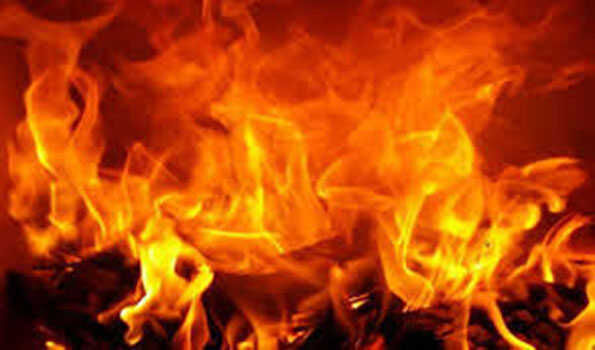 मंडी समिति की दुकानों में आग से करोड़ों का अनाज जला