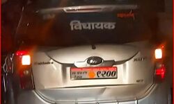 विधायक लिखी कार की अगुवाई में युवाओं के स्टंट- बाहर निकल बनाया वीडियो