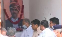 कन्हैया के घर पहुंचे CM, दिया 51 लाख का चेक- सरकारी नौकरी का वादा कन्हैया के घर पहुंचे CM, दिया 51 लाख का चेक- सरकारी नौकरी का वादा